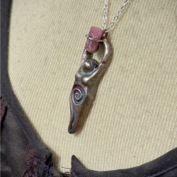 Goddess with raw ruby - Picture 4 of 6
